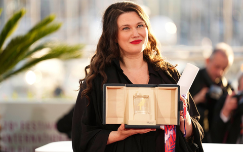 Schilinski teilt sich den Preis mit einem weiteren Regisseur. - Foto: Scott A Garfitt/Invision/AP/dpa Schilinski teilt sich den Preis mit einem weiteren Regisseur. - Foto: Scott A Garfitt/Invision/AP/dpa