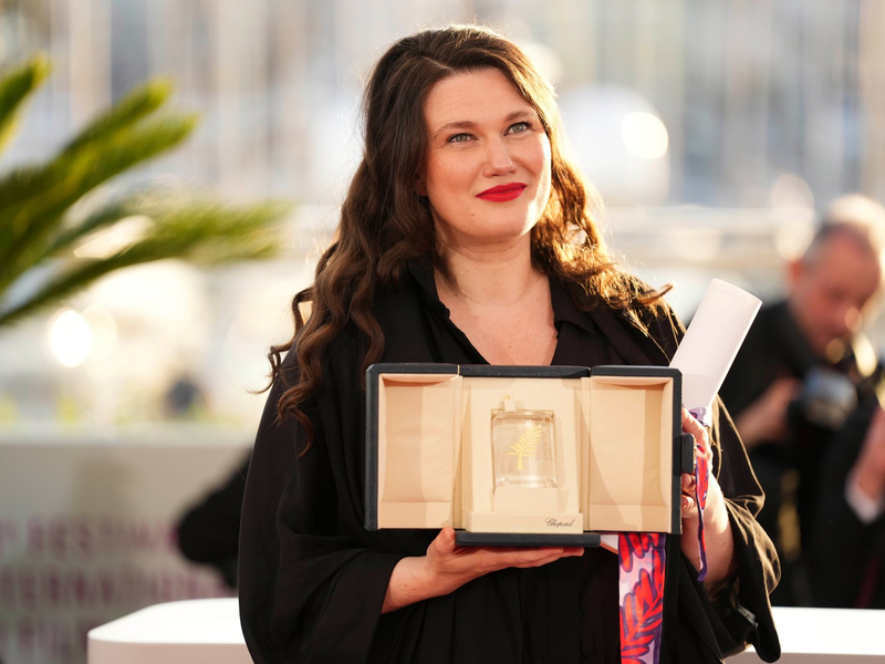 Schilinski teilt sich den Preis mit einem weiteren Regisseur. - Foto: Scott A Garfitt/Invision/AP/dpa