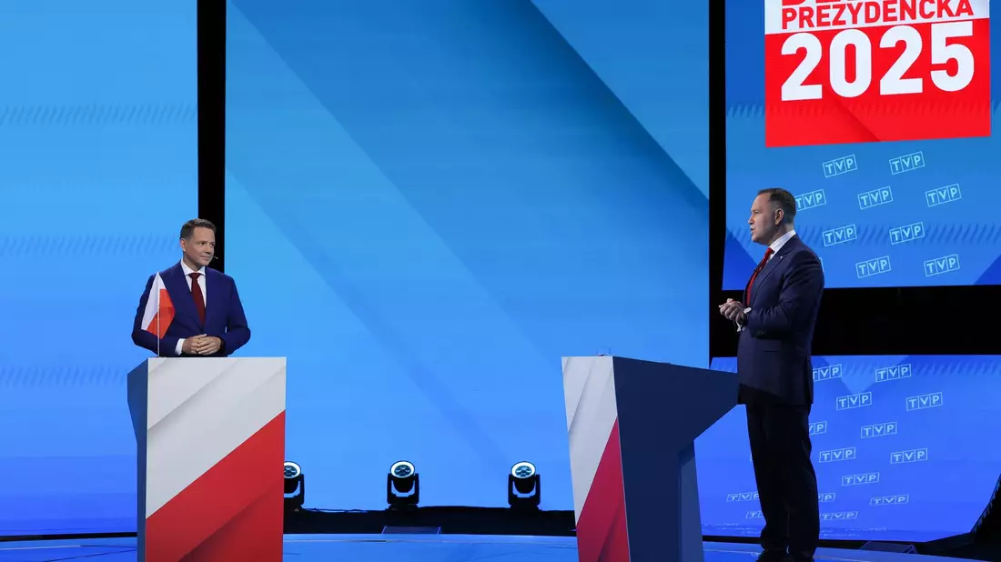 Der liberale Kandidat Trzaskowski (links) und sein nationalkonservativer Rivale Nawrocki treten am kommenden Sonntag in der Stichwahl gegeneinander an. (Archivbild) - Bild: Pawel Supernak/PAP/dpa