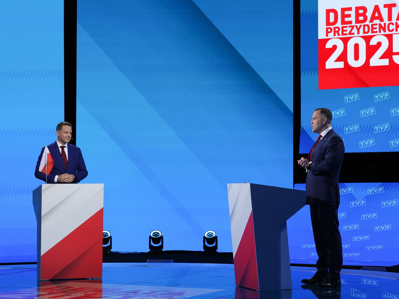 Der liberale Kandidat Trzaskowski (links) und sein nationalkonservativer Rivale Nawrocki treten am kommenden Sonntag in der Stichwahl gegeneinander an. (Archivbild) - Foto: Pawel Supernak/PAP/dpa