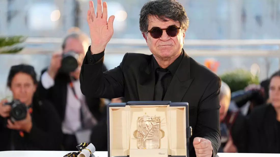 Jafar Panahi mit der Goldenen Palme.  - Bild: Scott A Garfitt/Invision/AP/dpa
