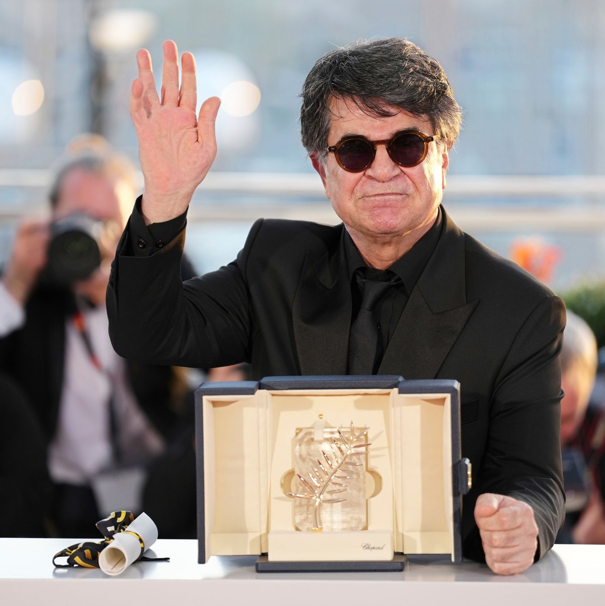 Jafar Panahi mit der Goldenen Palme.  - Foto: Scott A Garfitt/Invision/AP/dpa