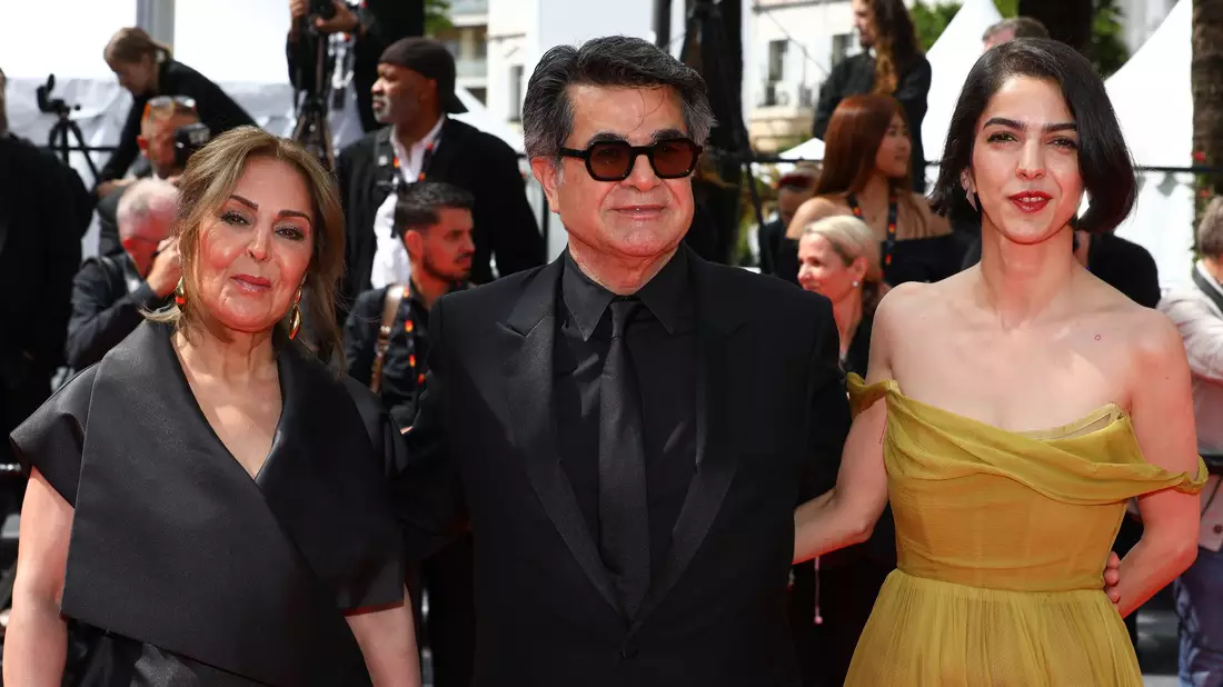 Panahi mit seiner Frau und seiner Tochter in Cannes. - Bild: Mickael Chavet/ZUMA Press Wire/dpa