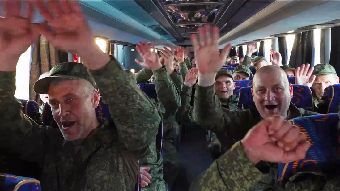 Russland und die Ukraine haben jeweils 1.000 Gefangene freigelassen. - Bild: Uncredited/Rusian Defense Ministry Press Service/AP/dpa