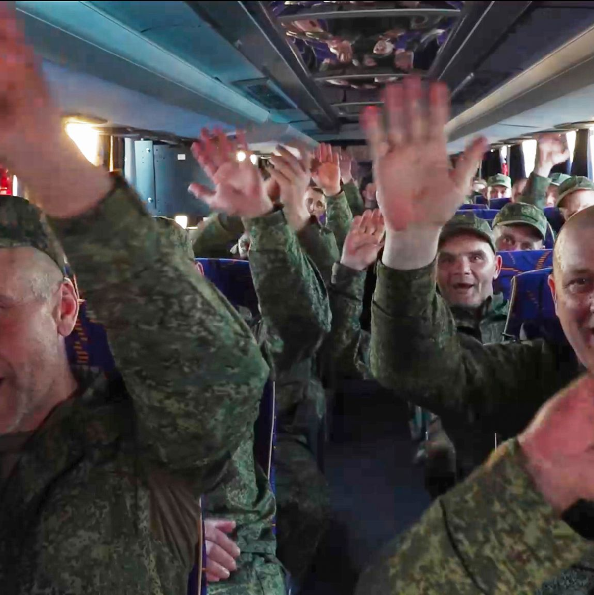 Russland und die Ukraine haben jeweils 1.000 Gefangene freigelassen. - Foto: Uncredited/Rusian Defense Ministry Press Service/AP/dpa