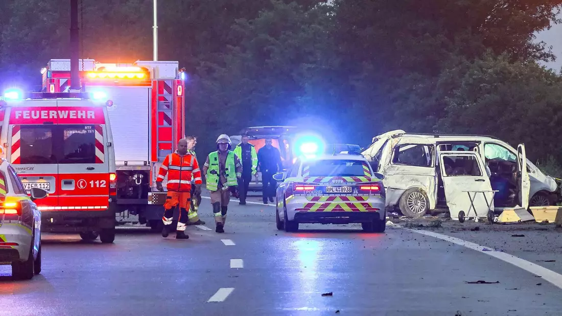Bei einem Unfall eines Kleinbusses auf der Autobahn 48 bei Koblenz sind in der Nacht drei Menschen tödlich verletzt worden.  - Bild: Daniel Evers/dpa