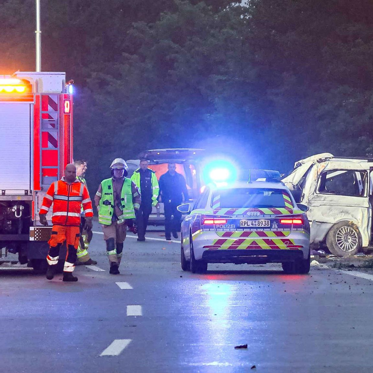 Der Unfall ereignete sich den Angaben eines Polizeisprechers zufolge gegen 03.05 Uhr auf der Fahrbahn Richtung Trier. - Foto: Daniel Evers/dpa
