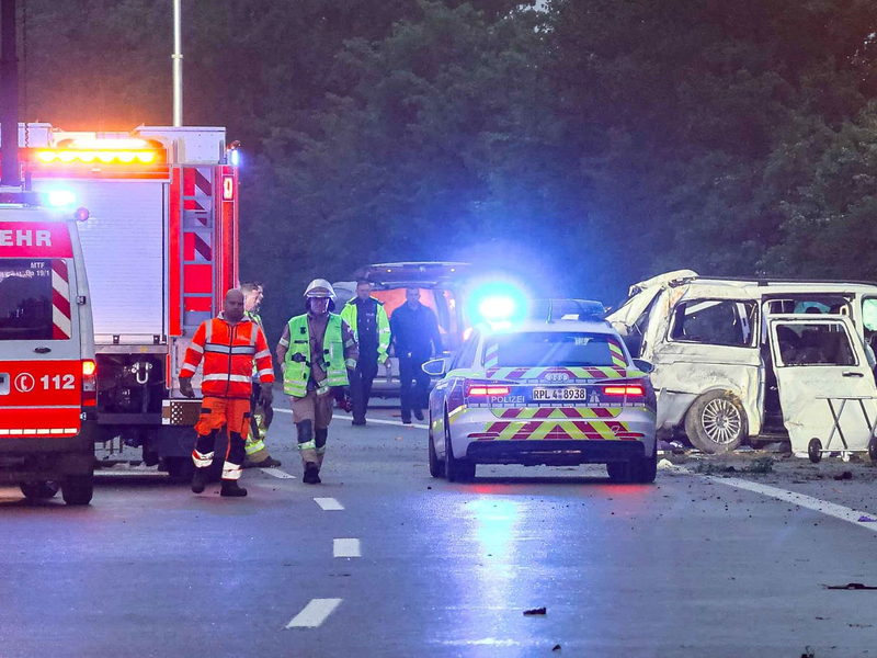 Bei einem Unfall eines Kleinbusses auf der Autobahn 48 bei Koblenz sind in der Nacht drei Menschen tödlich verletzt worden.  - Foto: Daniel Evers/dpa