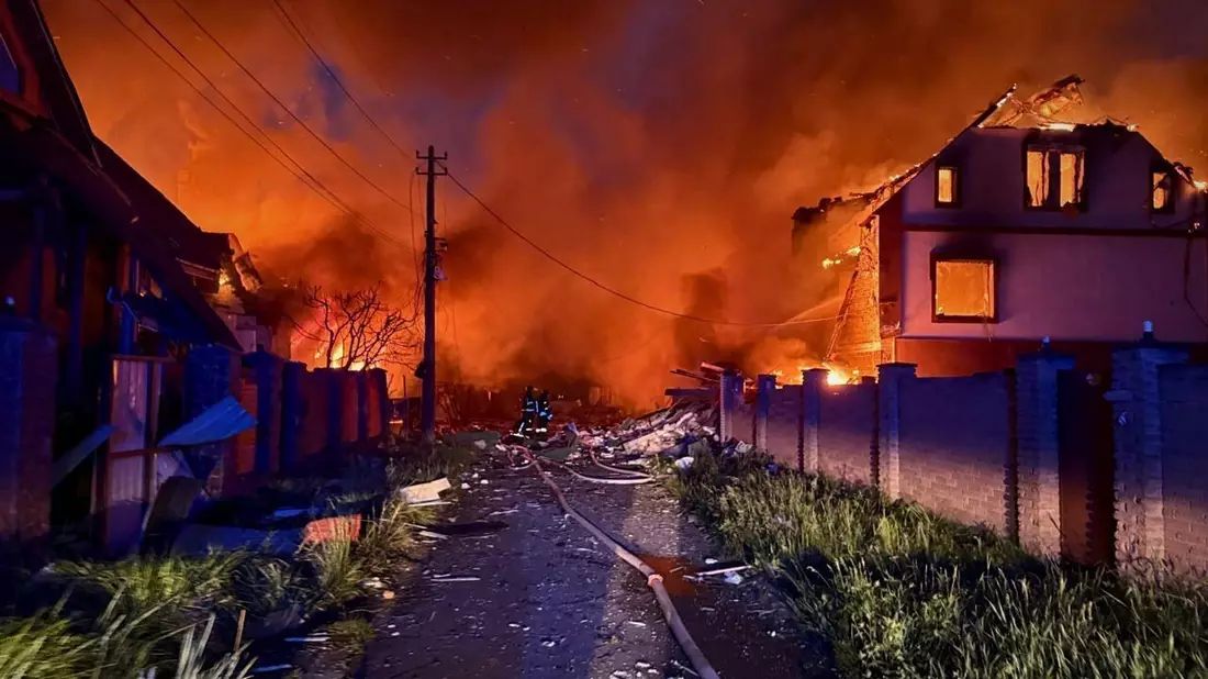 Die russischen Streitkräfte hatten das Nachbarland schon in den Nächten auf Samstag und Sonntag mit Raketen, Marschflugkörpern und Hunderten Drohnen massiv bombardiert.  - Bild: Uncredited/Ukrainian Emergency Service/AP/dpa