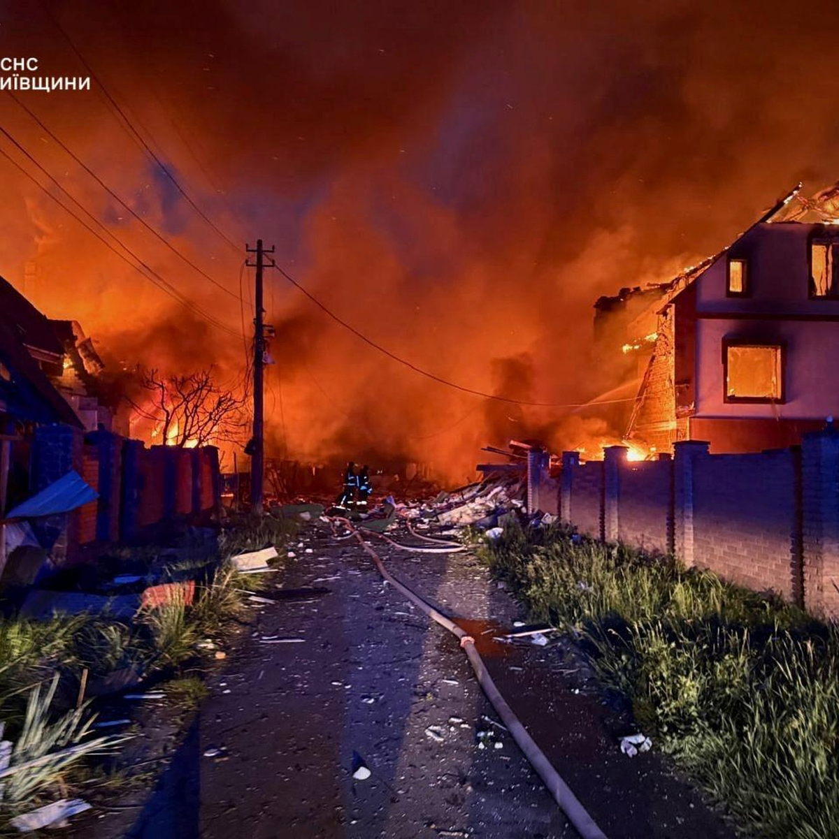Allein in der Region Kiew starben bei den russischen Luftangriffen mehrere Menschen. - Foto: Uncredited/Ukrainian Emergency Service/AP/dpa