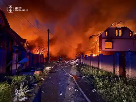 Die russischen Streitkräfte hatten das Nachbarland schon in den Nächten auf Samstag und Sonntag mit Raketen, Marschflugkörpern und Hunderten Drohnen massiv bombardiert. - Foto: Uncredited/Ukrainian Emergency Service/AP/dpa