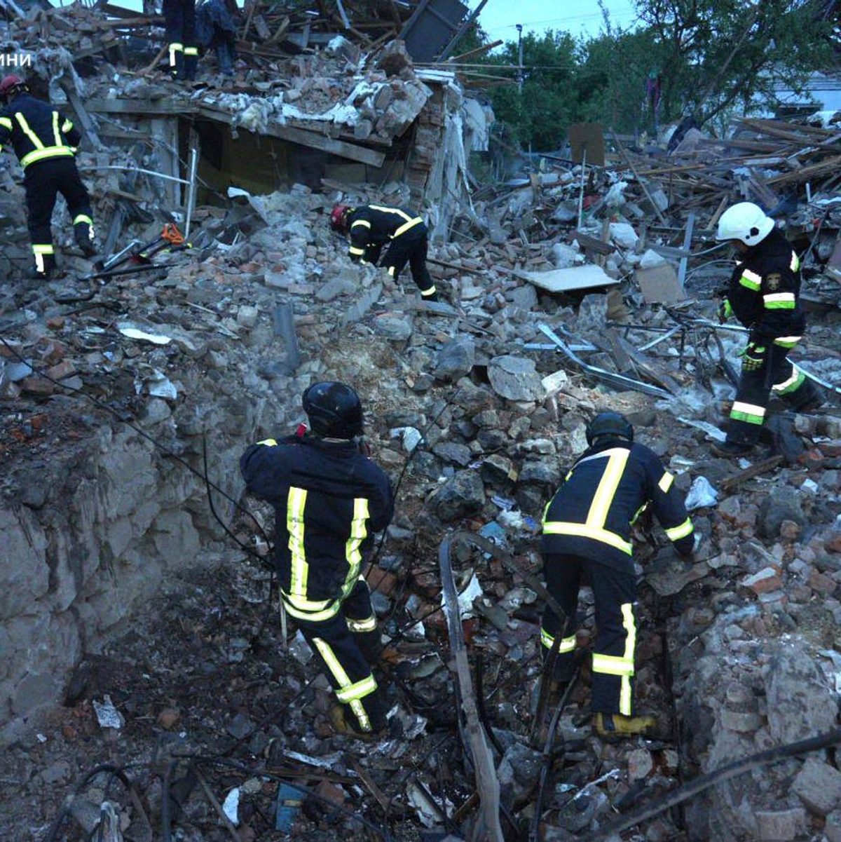Der ukrainische Zivilschutz spricht von zahlreichen Toten und Verletzten nach Luftalarm im ganzen Land. - Foto: Uncredited/Ukrainian Emergency Service/AP/dpa