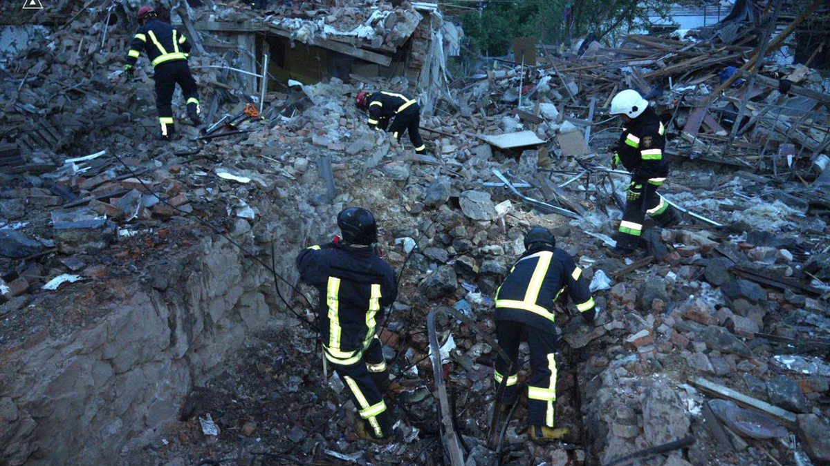 Russland hat die Ukraine einmal mehr mit massiven Drohnen- und Raketenangriffen überzogen. - Foto: Uncredited/Ukrainian Emergency Service/AP/dpa