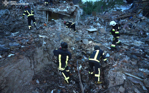 Russland hat die Ukraine einmal mehr mit massiven Drohnen- und Raketenangriffen überzogen. - Foto: Uncredited/Ukrainian Emergency Service/AP/dpa Russland hat die Ukraine einmal mehr mit massiven Drohnen- und Raketenangriffen überzogen. - Foto: Uncredited/Ukrainian Emergency Service/AP/dpa