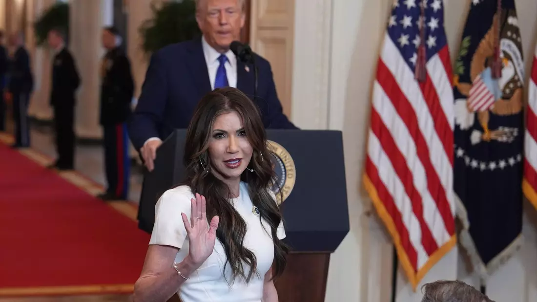 Auch Trumps Schwiegertochter Lara fällt auf. (Archivbild) - Bild: Evan Vucci/AP/dpa