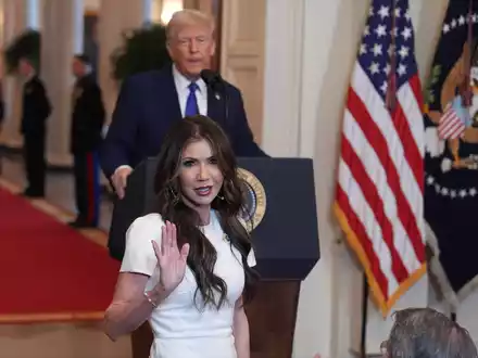 Auch Trumps Schwiegertochter Lara fällt auf. (Archivbild) - Foto: Evan Vucci/AP/dpa