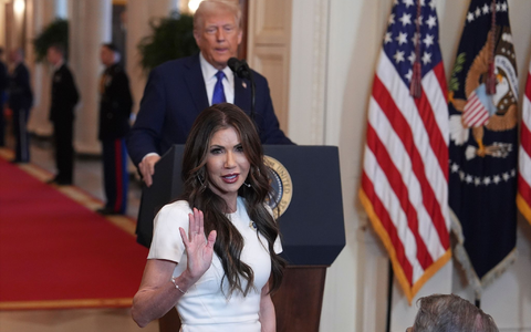 Auch Trumps Schwiegertochter Lara fällt auf. (Archivbild) - Foto: Evan Vucci/AP/dpa