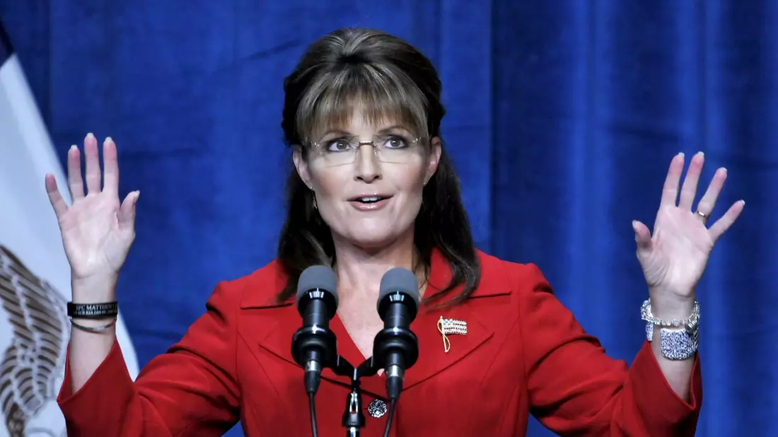 Die Republikanerin Palin fiel von Anfang an mit ihrem Look und ihrer Art auf. (Archivbild) - Bild: picture alliance / dpa