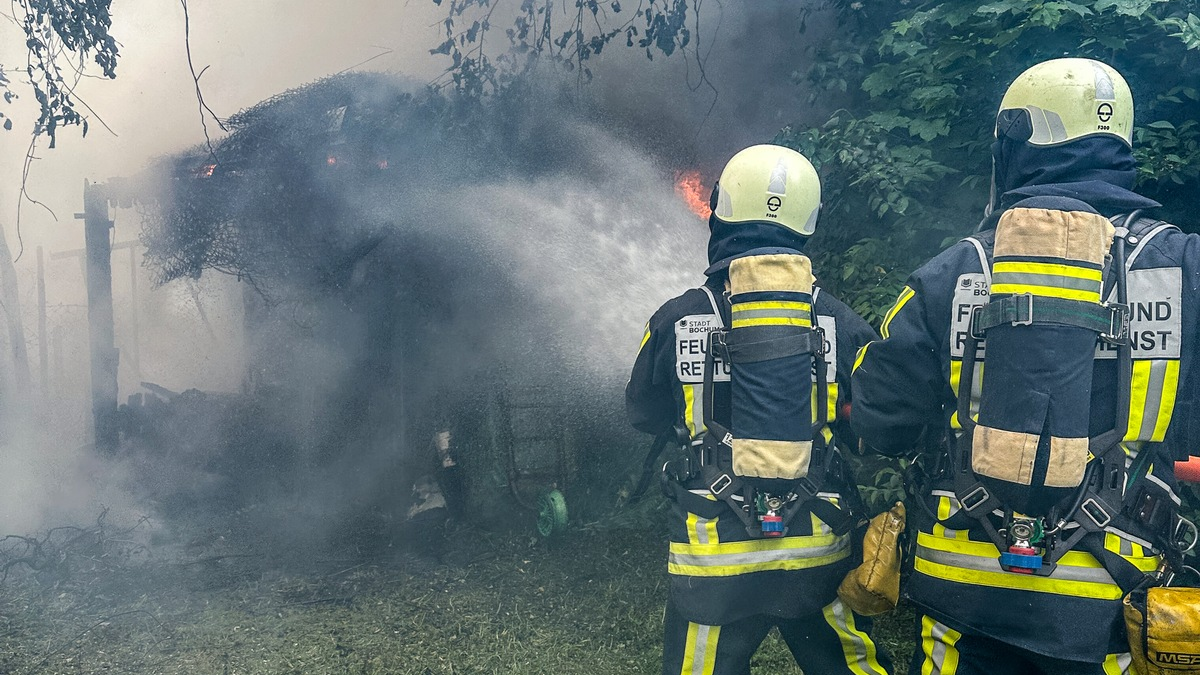 FW-BO: Brennende Gartenlaube an der Harpener Straße - Foto: presseportal.de