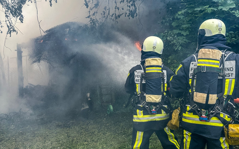 FW-BO: Brennende Gartenlaube an der Harpener Straße - Foto: presseportal.de