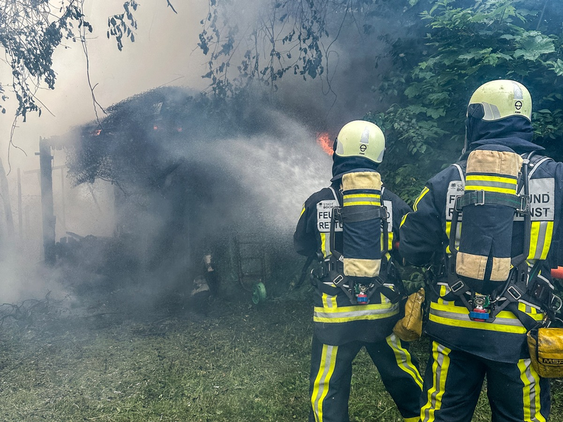 FW-BO: Brennende Gartenlaube an der Harpener Straße - Foto: presseportal.de