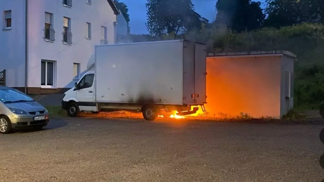 POL-PDTR: Brand eines 7.5 t Kastenwagen - Bild: presseportal.de