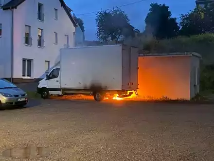 POL-PDTR: Brand eines 7.5 t Kastenwagen - Foto: presseportal.de