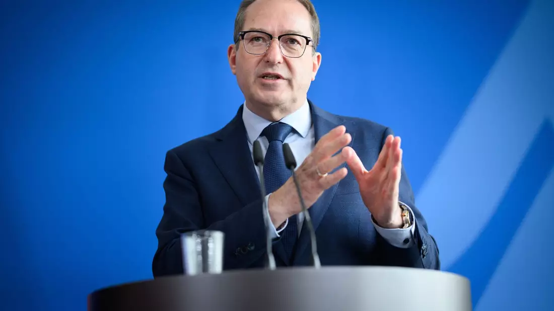 Innenminister Dobrindt will mit dem Gesetzentwurf die Sog-Faktoren für Migranten reduzieren. - Bild: Bernd von Jutrczenka/dpa