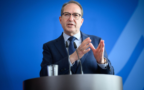 Innenminister Dobrindt will mit dem Gesetzentwurf die Sog-Faktoren für Migranten reduzieren. - Foto: Bernd von Jutrczenka/dpa Innenminister Dobrindt will mit dem Gesetzentwurf die Sog-Faktoren für Migranten reduzieren. - Foto: Bernd von Jutrczenka/dpa