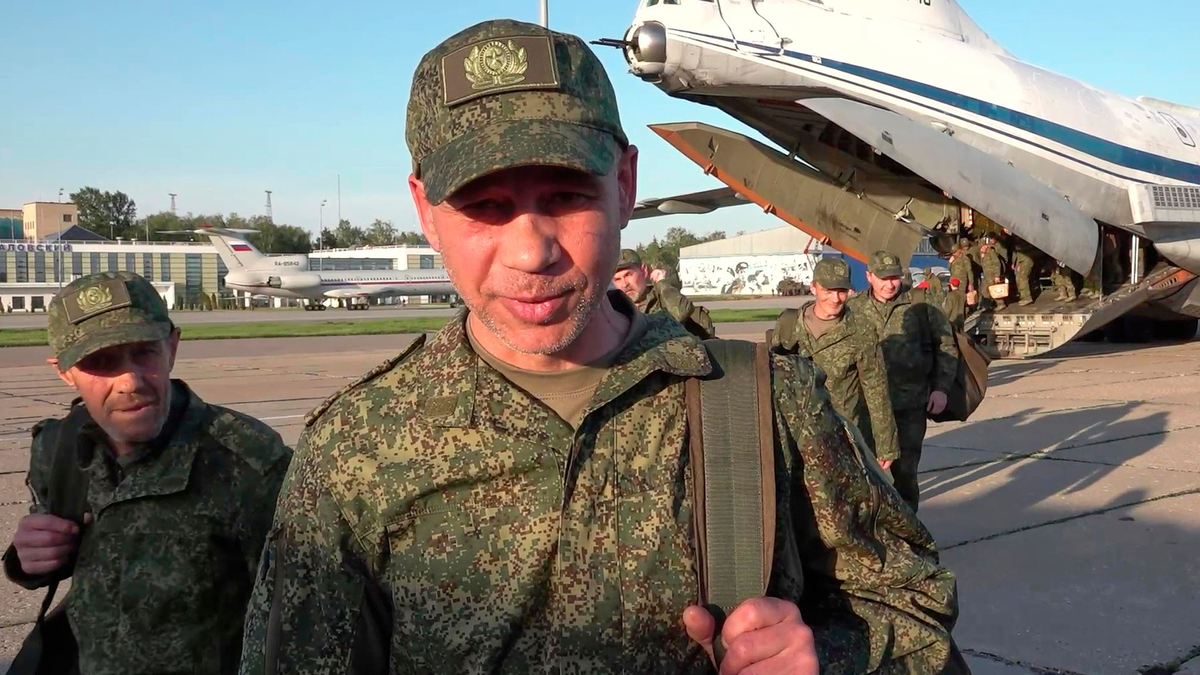 Russland und die Ukraine haben ihren bisher größten Gefangenenaustausch seit Kriegsbeginn durchgezogen. - Foto: Uncredited/Russian Defense Ministry Press Service/AP/dpa