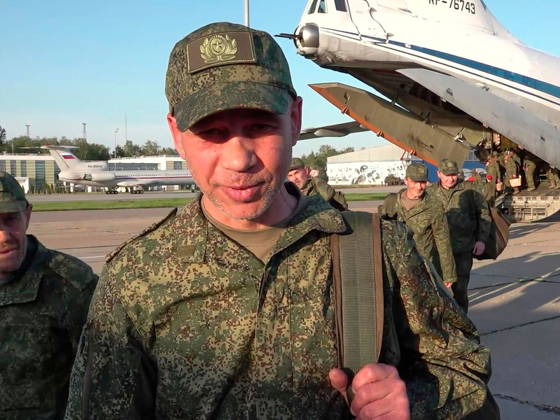 Russland und die Ukraine haben ihren bisher größten Gefangenenaustausch seit Kriegsbeginn durchgezogen. - Foto: Uncredited/Russian Defense Ministry Press Service/AP/dpa