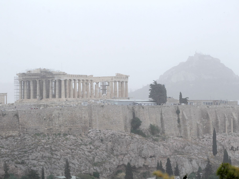 Stürmische Südwinde hatten zuletzt große Mengen feinen Wüstensands aus der Sahara nach Griechenland getragen. - Foto: Aristidis Vafeiadakis/ZUMA Press Wire/dpa