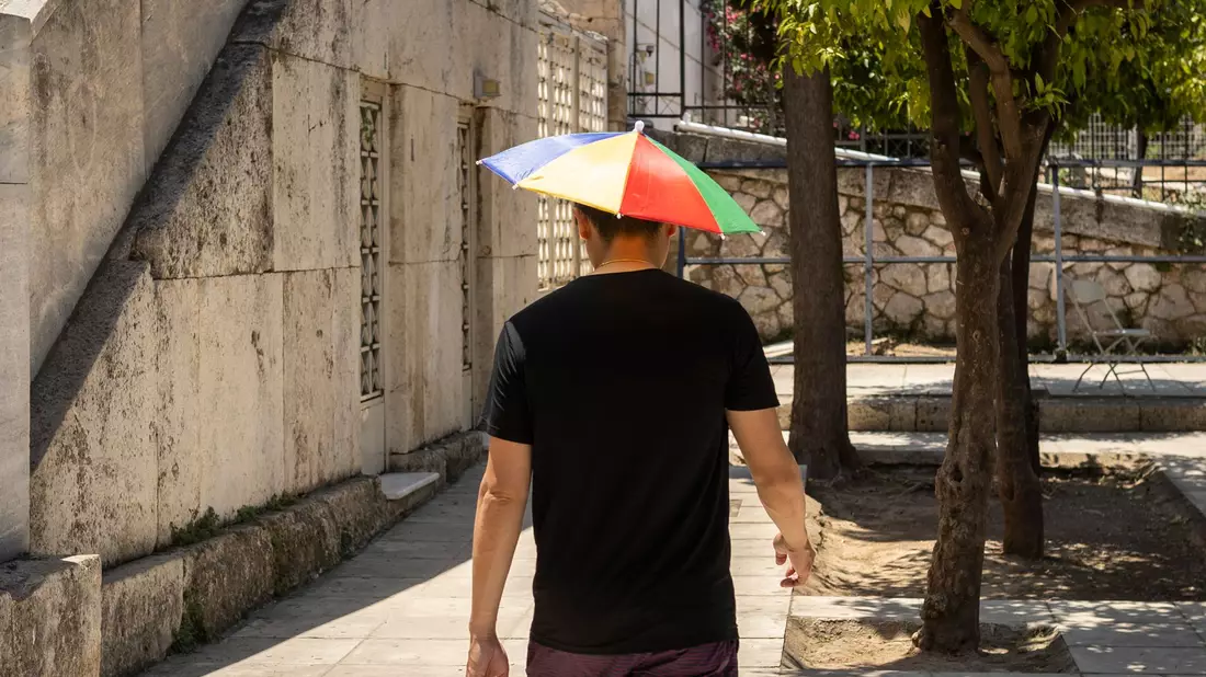 Ein Schirm kann bei dem unsteten Wetter nicht schaden - Bild: Socrates Baltagiannis/dpa