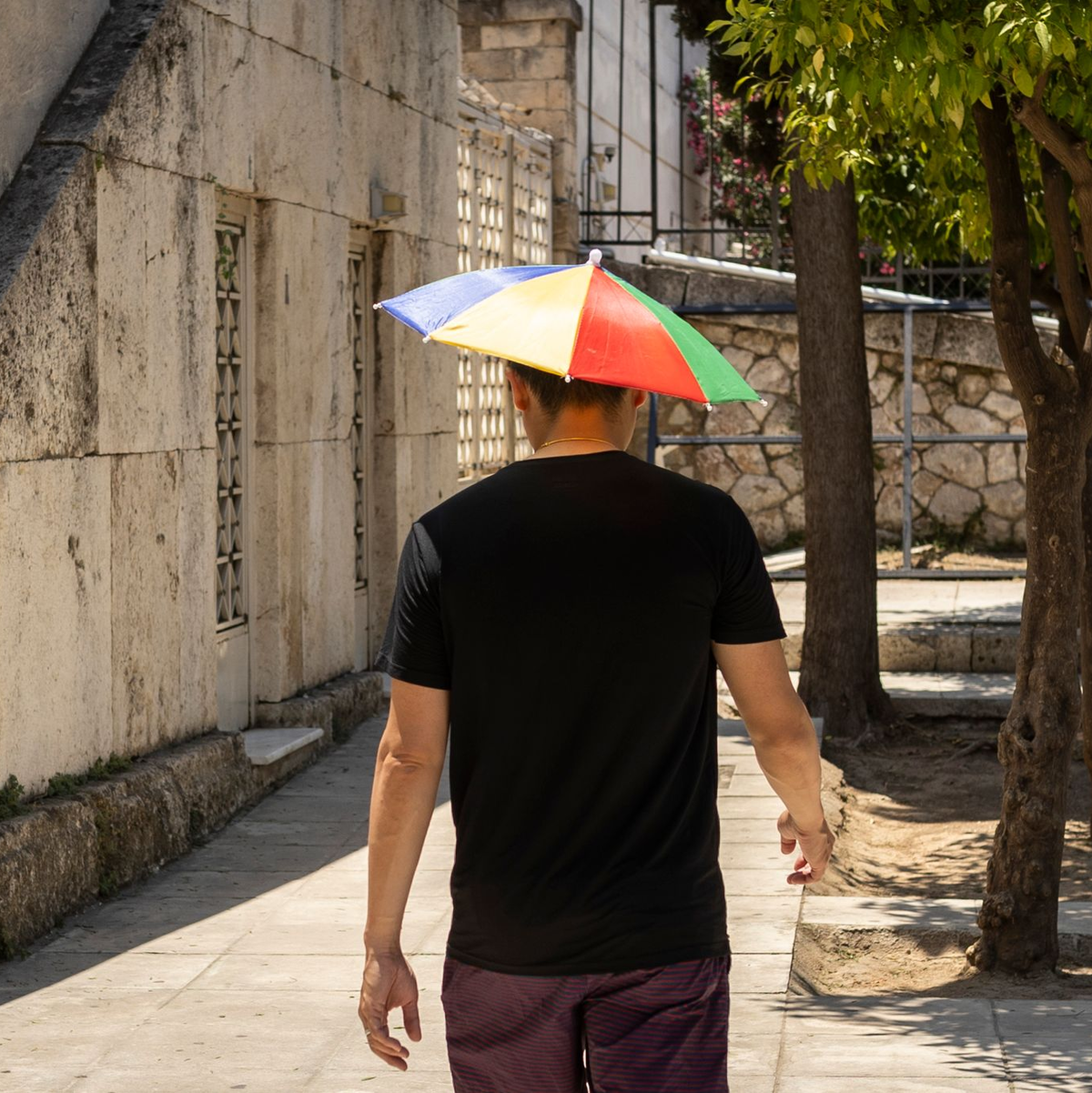 Ein Schirm kann bei dem unsteten Wetter nicht schaden - Foto: Socrates Baltagiannis/dpa