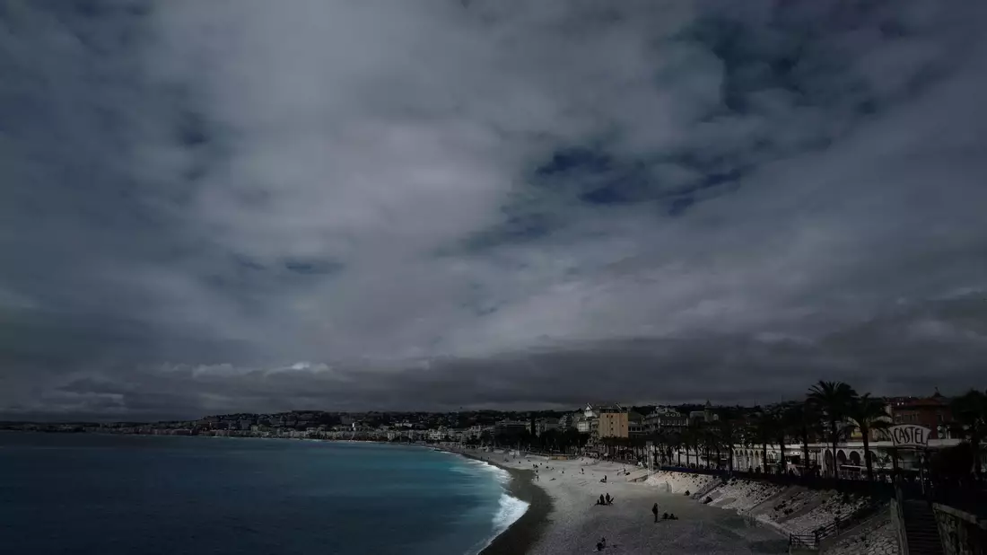 Einen Tag nach einem Stromausfall in Cannes war auch in Nizza kurz der Strom weg. (Archivbild) - Bild: Valery Hache/AFP/dpa