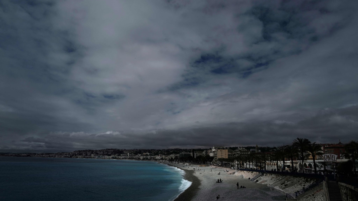 Einen Tag nach einem Stromausfall in Cannes war auch in Nizza kurz der Strom weg. (Archivbild) - Foto: Valery Hache/AFP/dpa