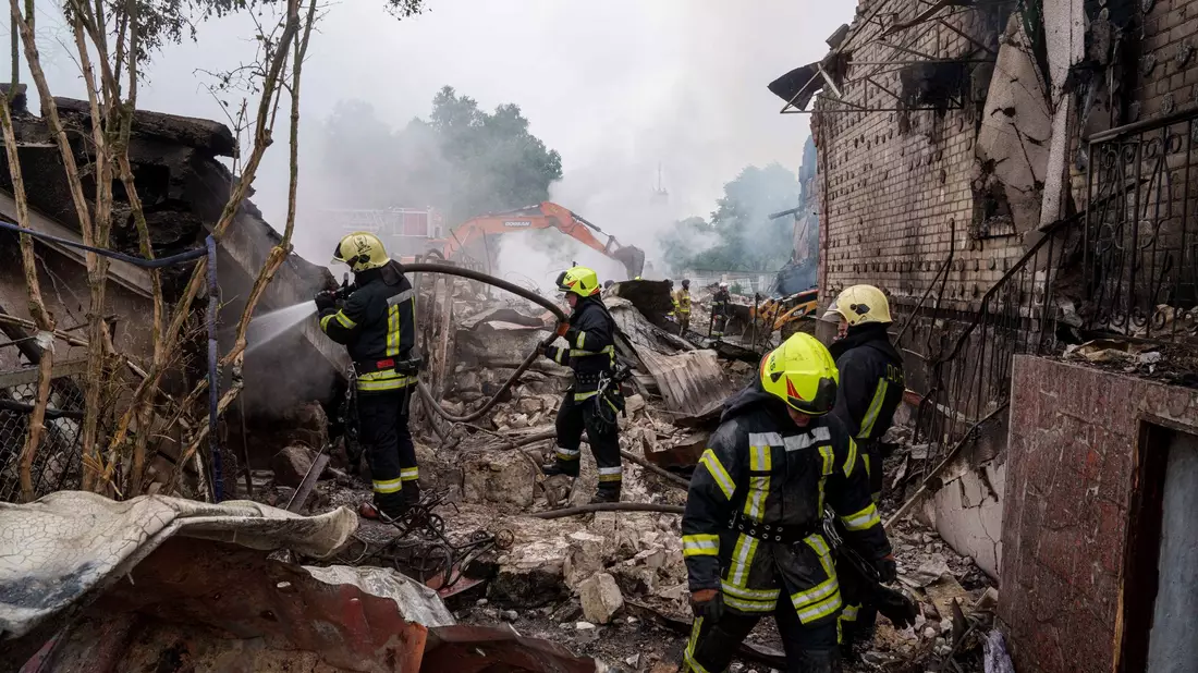 Bei den russischen Luftschlägen gegen die Ukraine gab es erneut viele Tote und Verletzte. - Bild: Evgeniy Maloletka/AP/dpa