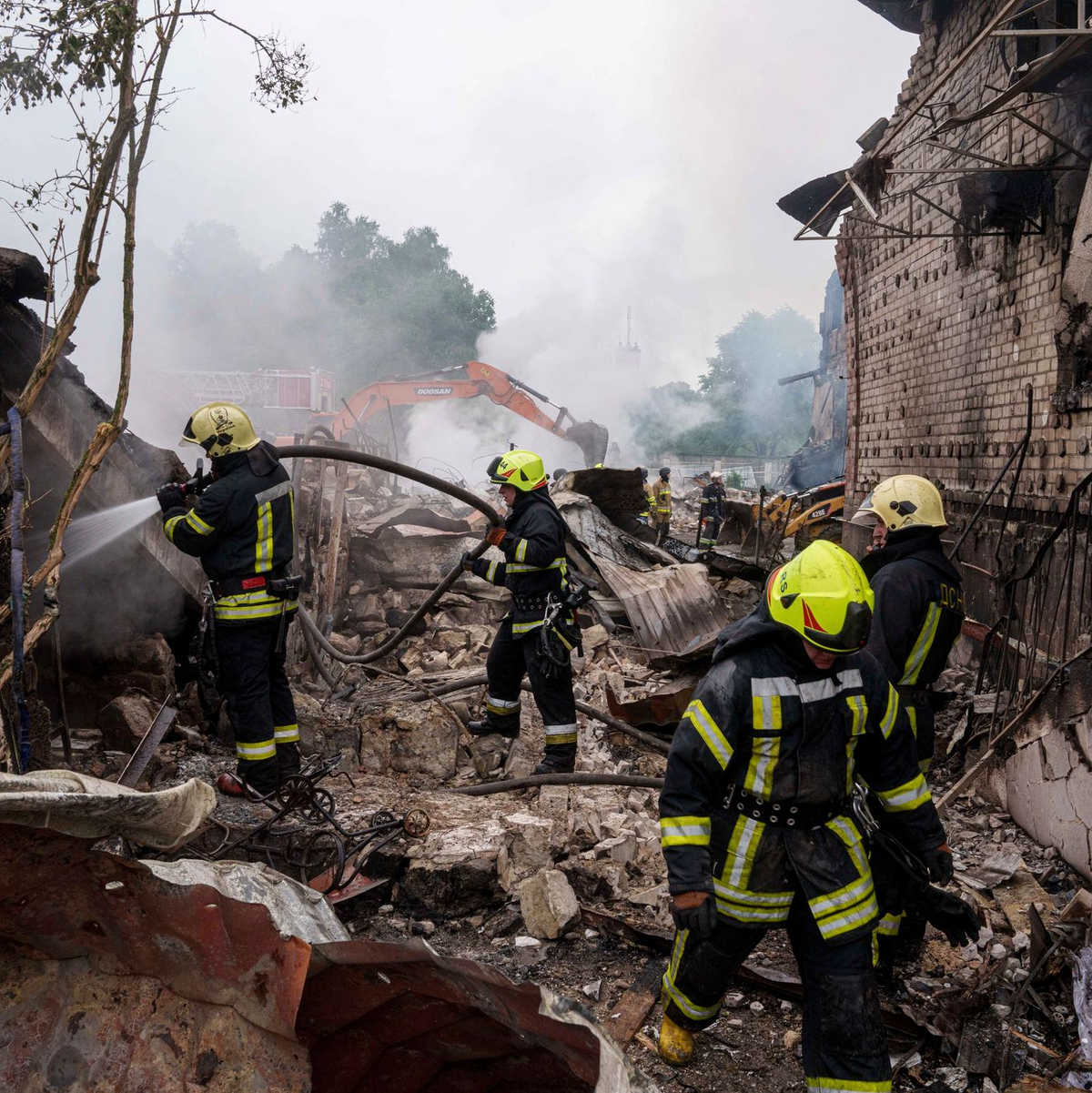 Bei den russischen Luftschlägen gegen die Ukraine gab es erneut viele Tote und Verletzte. - Foto: Evgeniy Maloletka/AP/dpa