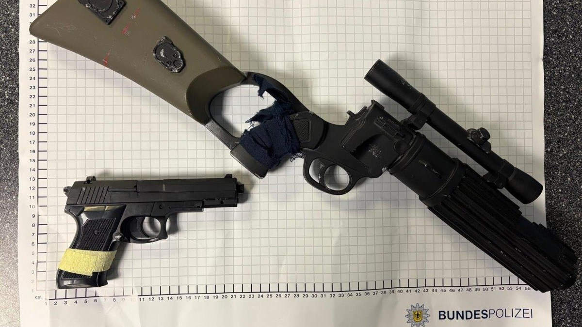 BPOL NRW: Verkleidung führt zu Ordnungswidrigkeitenanzeige Bundespolizei beschlagnahmt Anscheinswaffen - Foto: presseportal.de