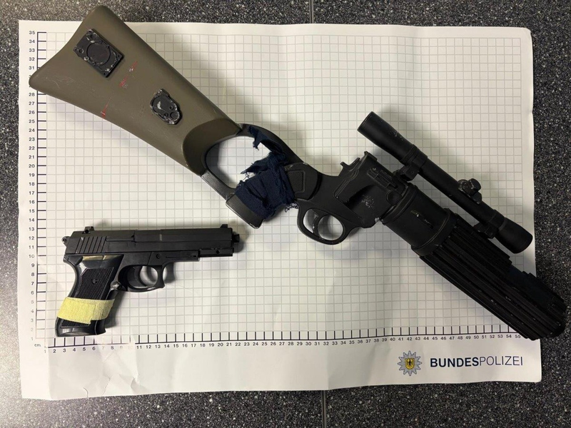 BPOL NRW: Verkleidung führt zu Ordnungswidrigkeitenanzeige Bundespolizei beschlagnahmt Anscheinswaffen - Foto: presseportal.de