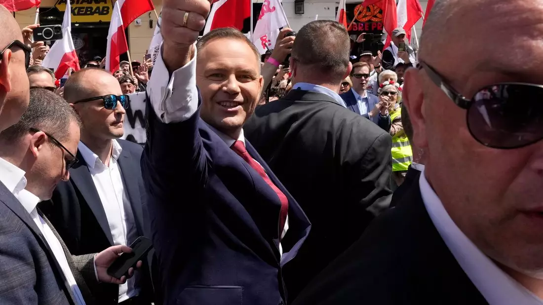 Der konservative polnische Präsidentschaftskandidat Karol Nawrocki bei der Demonstration seiner Anhänger. (Foto aktuell) - Bild: Czarek Sokolowski/AP/dpa