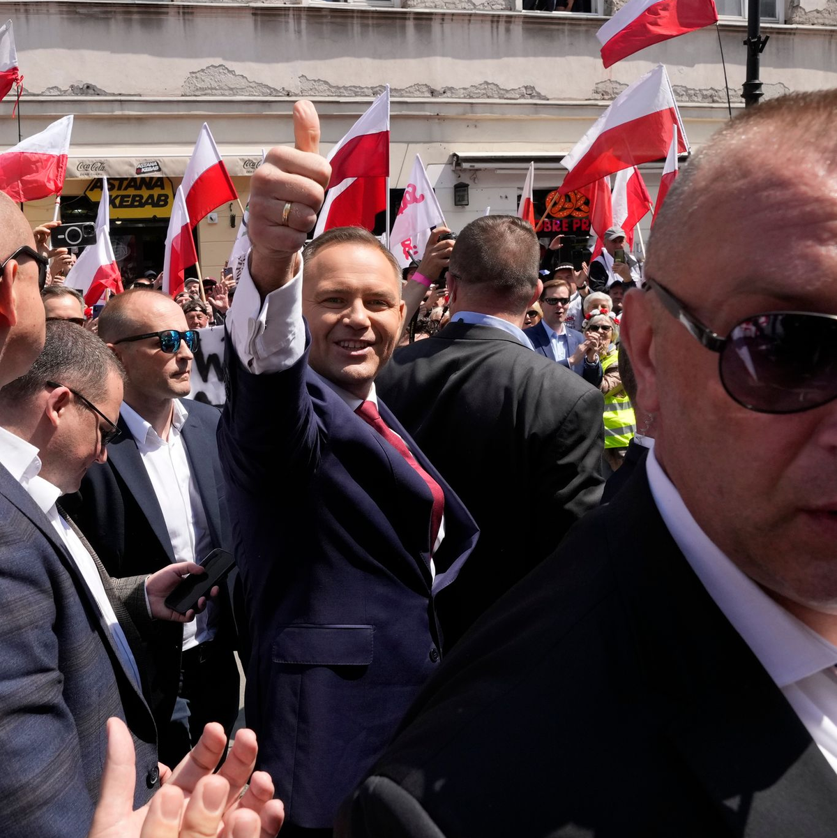 Der konservative polnische Präsidentschaftskandidat Karol Nawrocki bei der Demonstration seiner Anhänger. (Foto aktuell) - Foto: Czarek Sokolowski/AP/dpa