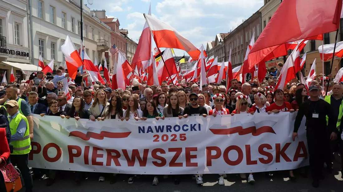 Anhänger des konservativen polnischen Präsidentschaftskandidaten Karol Nawrocki ziehen durch Warschau. (Foto aktuell) - Bild: Albert Zawada/PAP/dpa