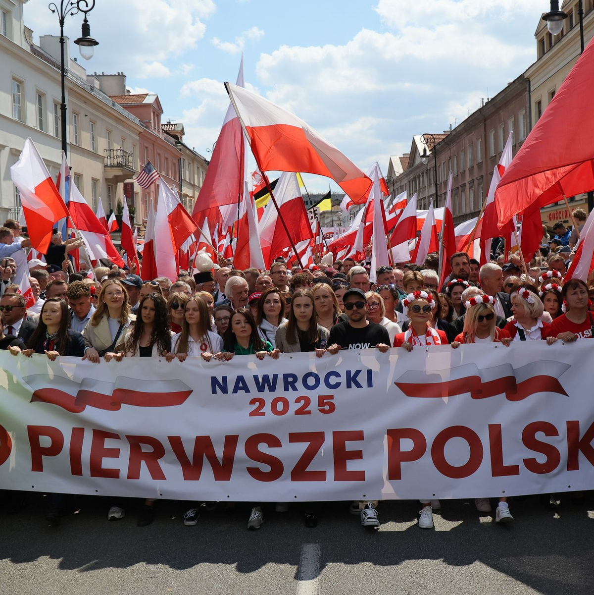 Anhänger des konservativen polnischen Präsidentschaftskandidaten Karol Nawrocki ziehen durch Warschau. (Foto aktuell) - Foto: Albert Zawada/PAP/dpa