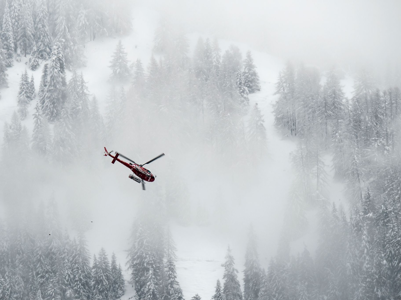 In der Schweiz sind die Leichen von fünf Skitourengängern entdeckt worden. - Foto: Jean-Christophe Bott/KEYSTONE/dpa
