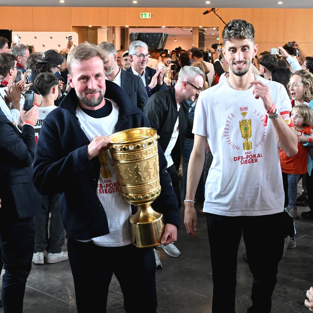 Nach der Rückkehr wurden die Pokalsieger im Stuttgarter Rathaus empfangen. - Foto: Uli Deck/dpa