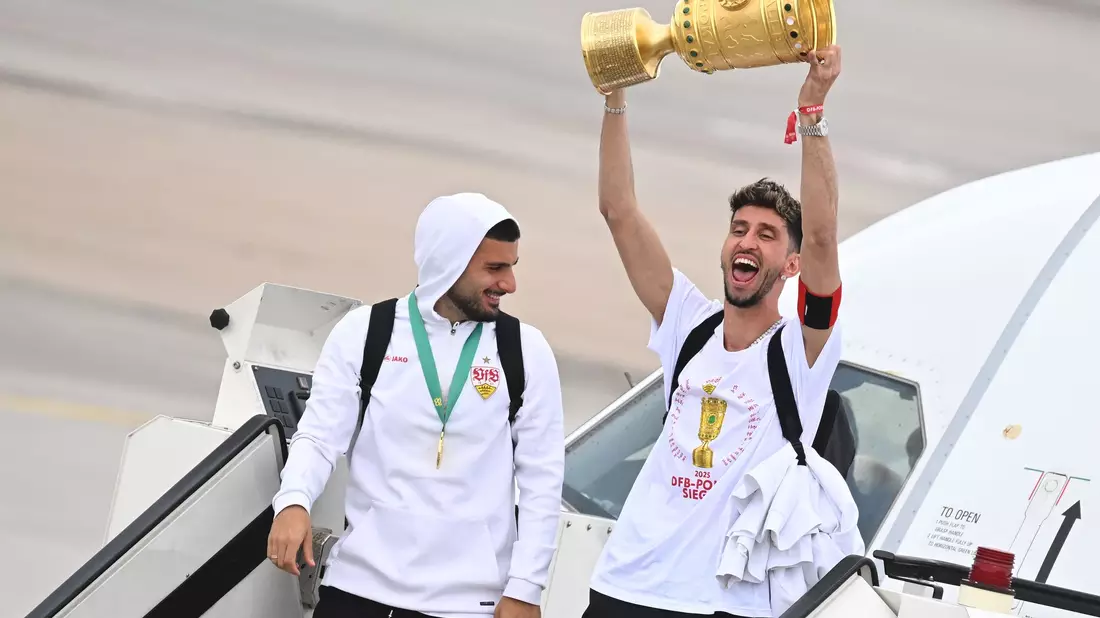 Müde, aber glücklich stiegen die VfB-Profis aus dem Flieger. - Bild: Marijan Murat/dpa