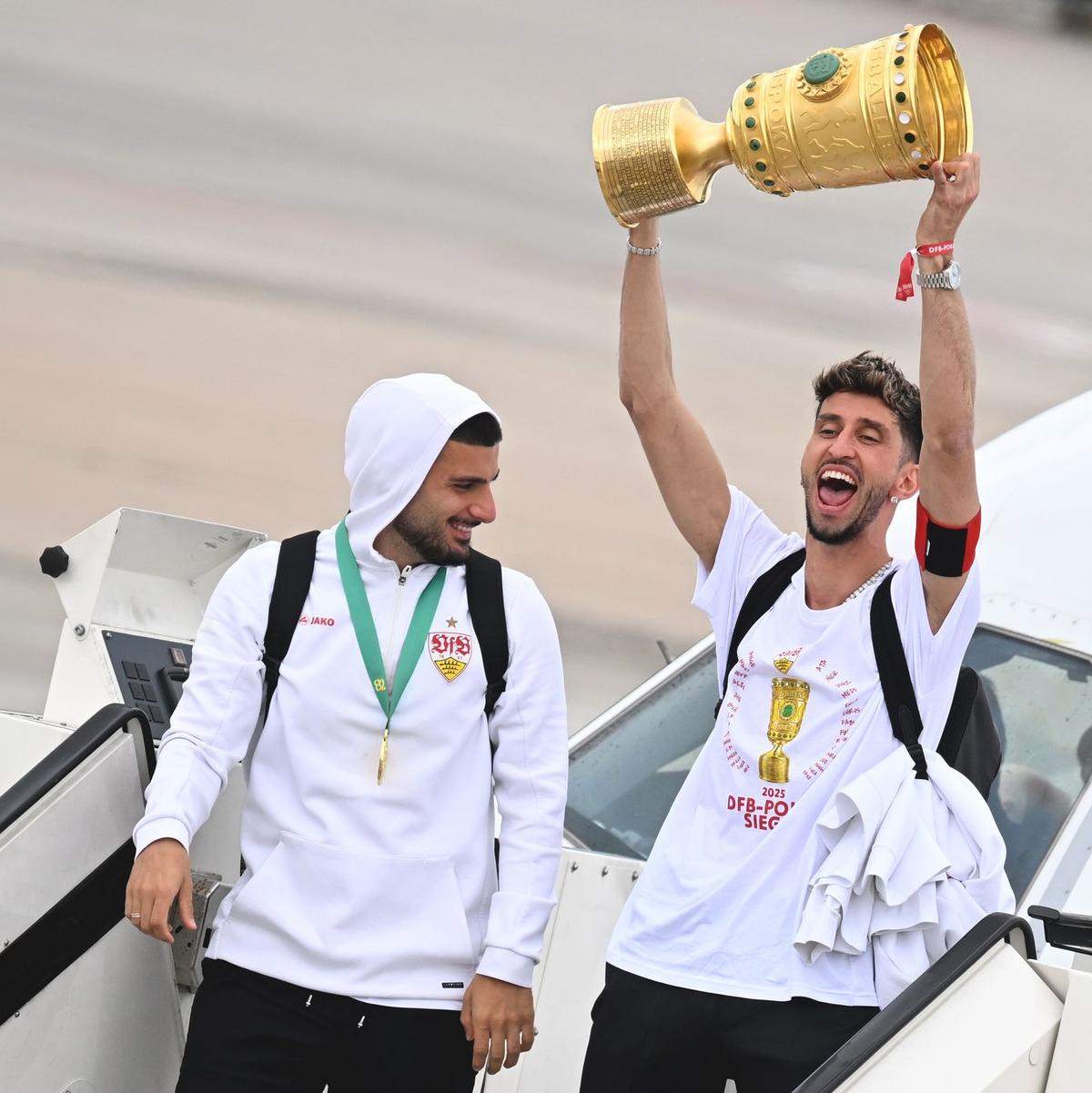 Müde, aber glücklich stiegen die VfB-Profis aus dem Flieger. - Foto: Marijan Murat/dpa