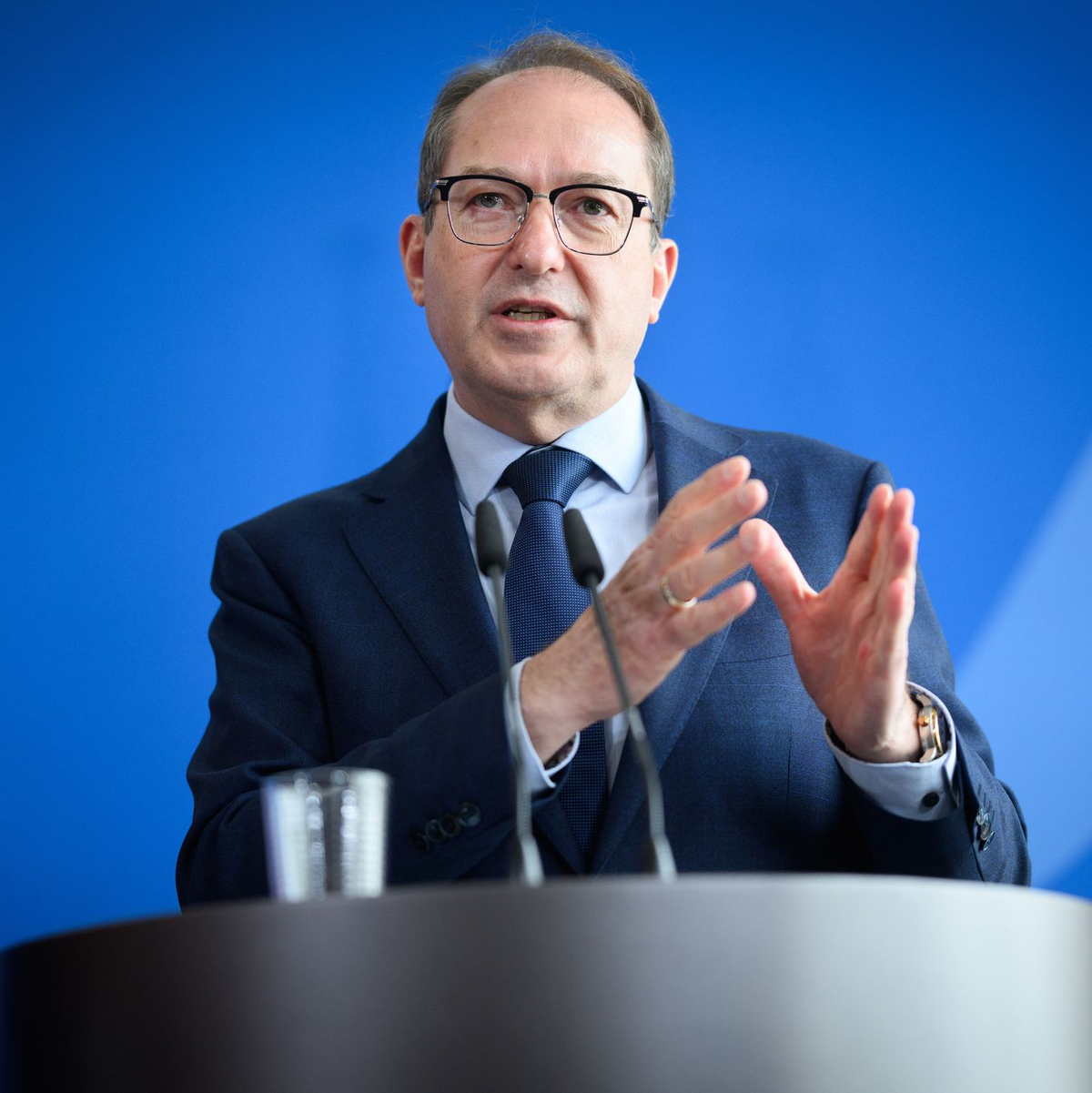 Innenminister Dobrindt will mit dem Gesetzentwurf die Sog-Faktoren für Migranten reduzieren. - Foto: Bernd von Jutrczenka/dpa