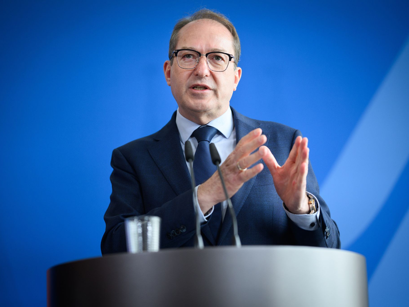 Innenminister Dobrindt will mit dem Gesetzentwurf die Sog-Faktoren für Migranten reduzieren. - Foto: Bernd von Jutrczenka/dpa